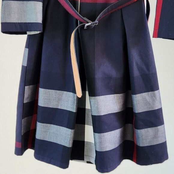 Sophisticated Blue and Red Cape with Classic Silhouette - Picture 4 of 11